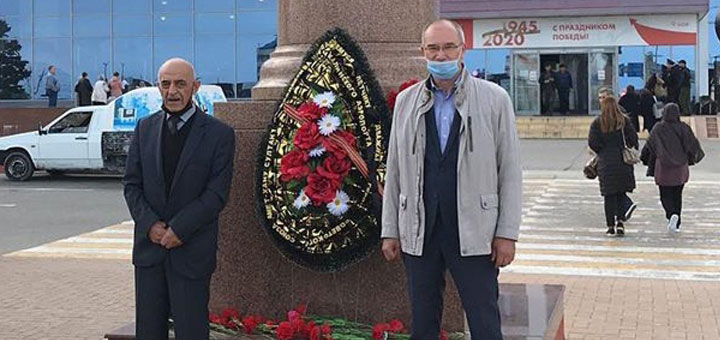 В махачкалинском аэропорту имени Амет- Хана Султана состоялась церемония возложения цветов к памятнику Героя