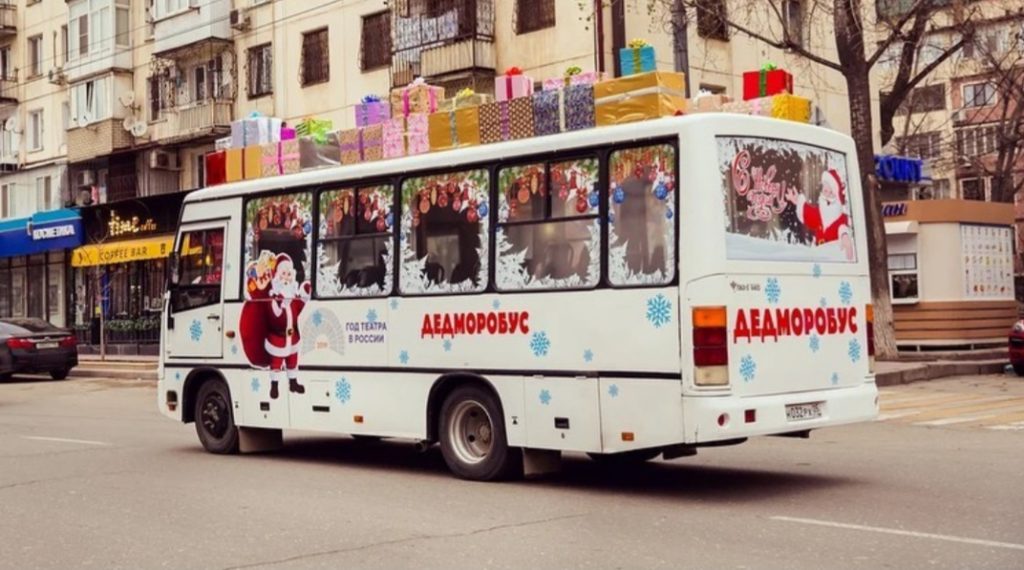 Новогодний Дедморобус курсировал по улицам Махачкалы