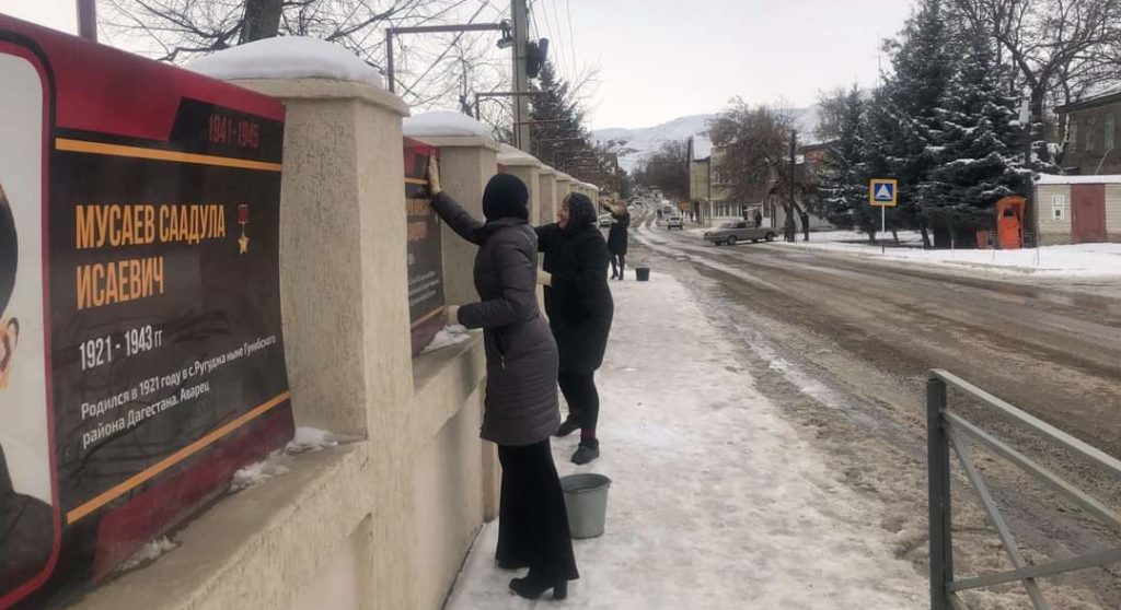 В Кумухе на территории Аллеи Славы провели субботник