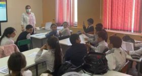 Педагог Кумухской СОШ Зухра Курбанова вакцинировалась от COVID -19