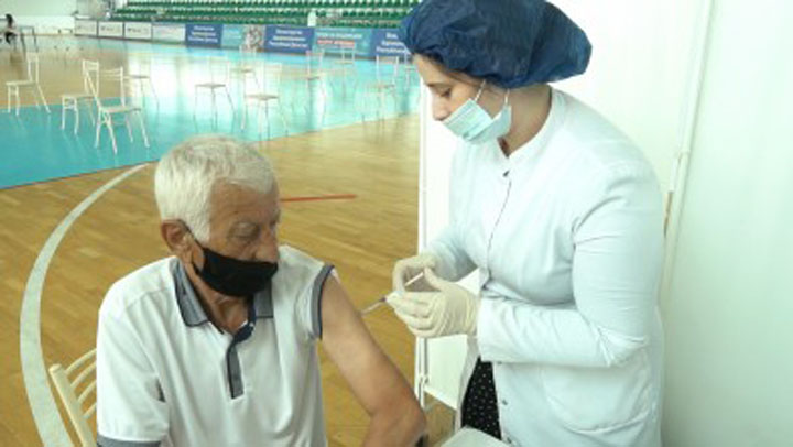 Прошедшим вакцинацию от COVID-19 людям старше 60 лет в Дагестане ввели меры социальной поддержки