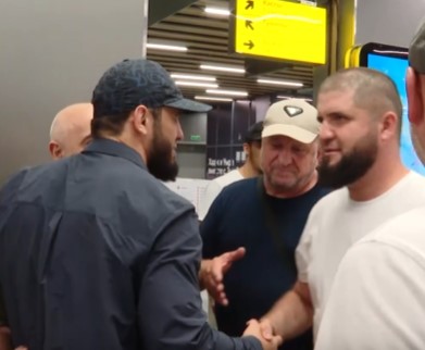 Обладатель пояса UFC Ислам Махачев прилетел на родину, в Дагестан.