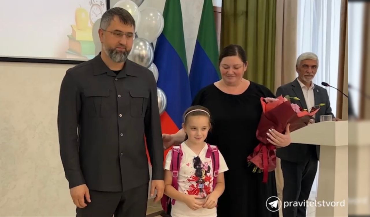 Семья участника СВО из Дагестана получила школьный набор от премьер-министра республики