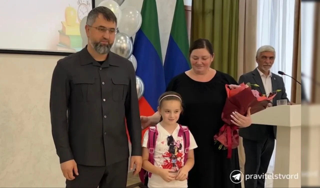 Семья участника СВО из Дагестана получила школьный набор от премьер-министра республики