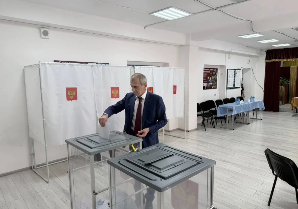 Врио первого вице-премьера Дагестана Алиев проголосовал в Махачкале