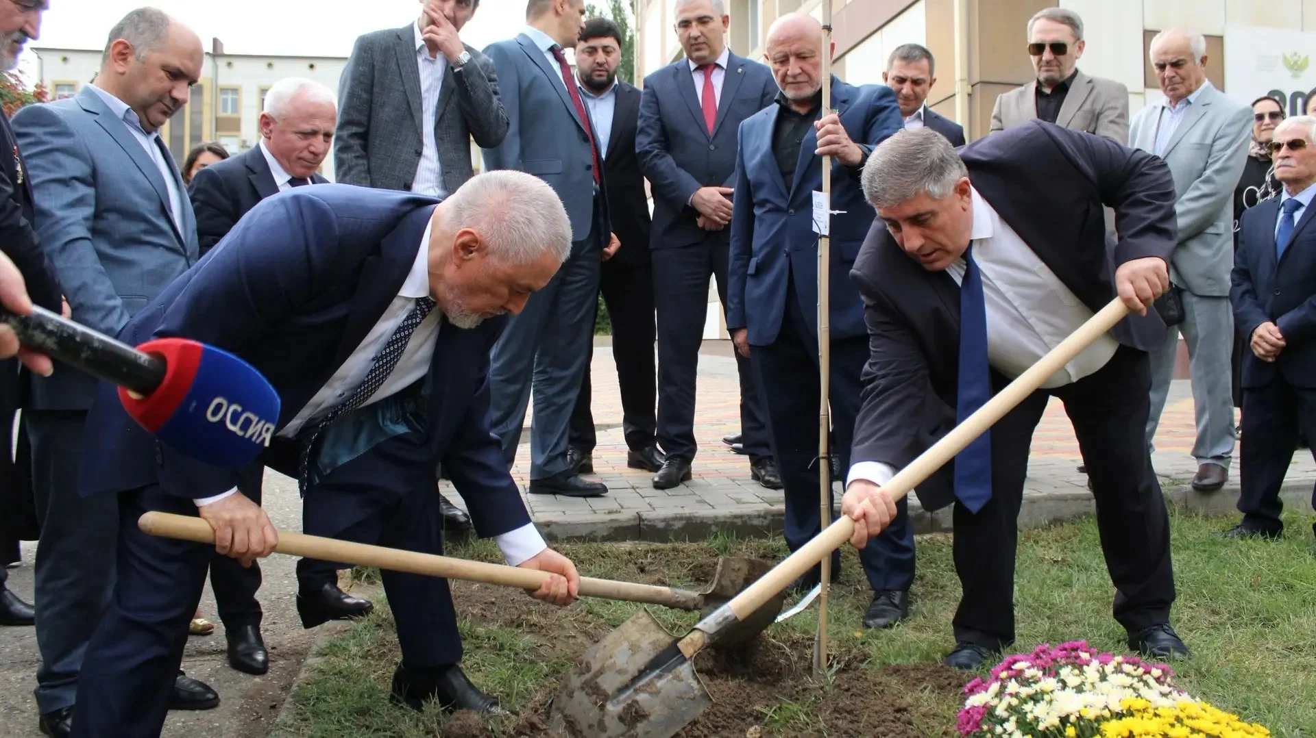 В ДГПУ им. Р. Гамзатова открыли «Аллею героев»: первое дерево посадил Герой России Умарпаша Ханалиев