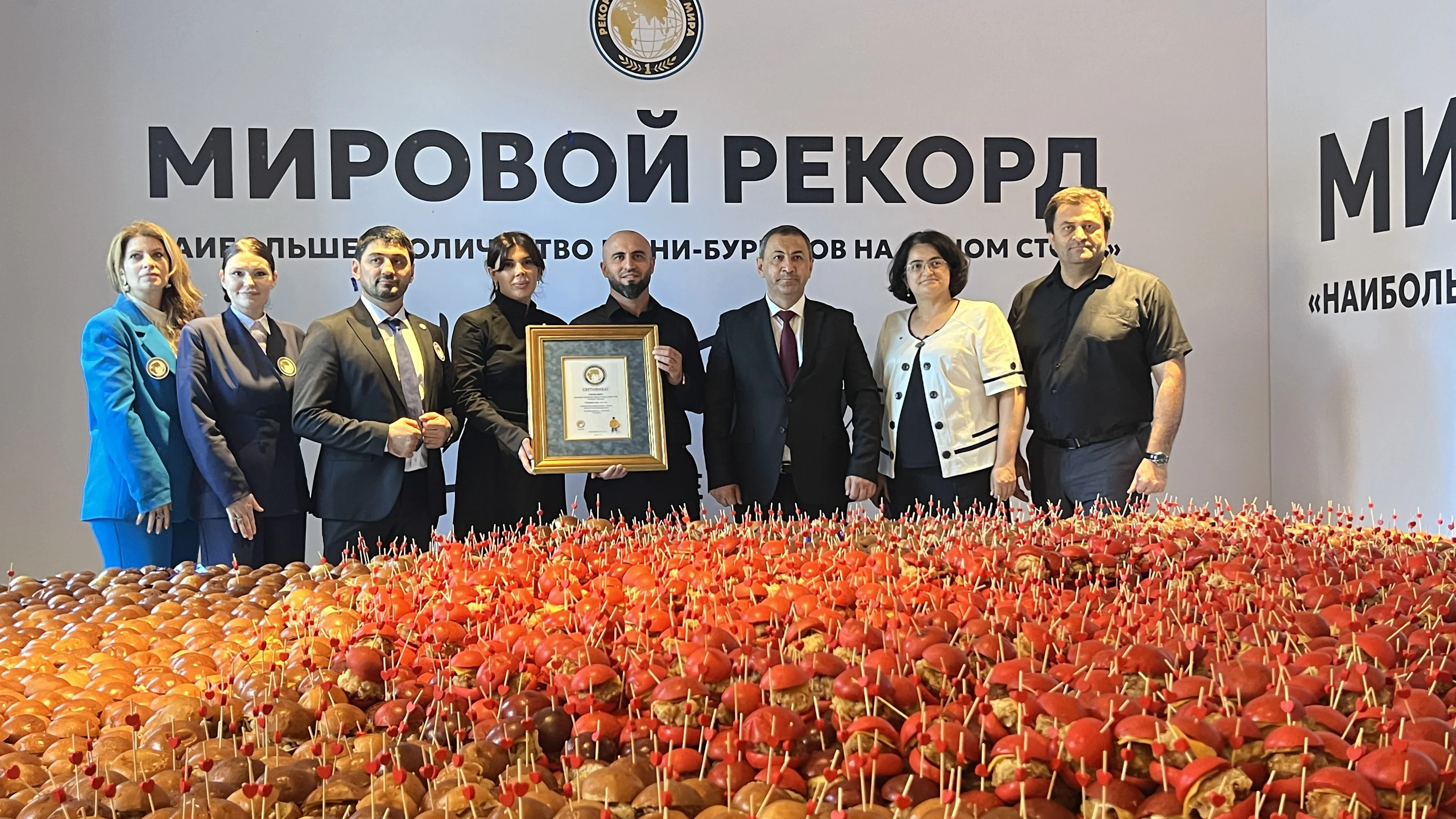 Гигантское сердце из 10 005 мини-бургеров в Махачкале