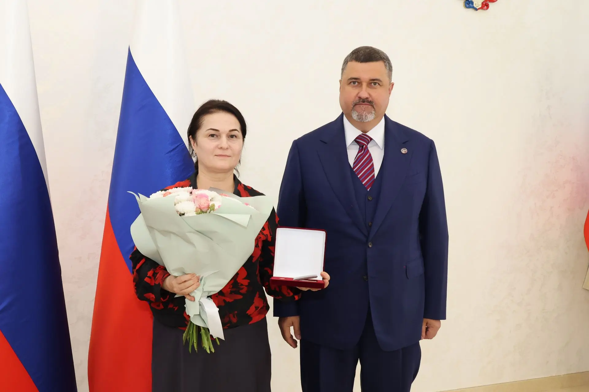 Щукин наградил педагогов и медиков Дагестана в преддверии Дня единства народов республики