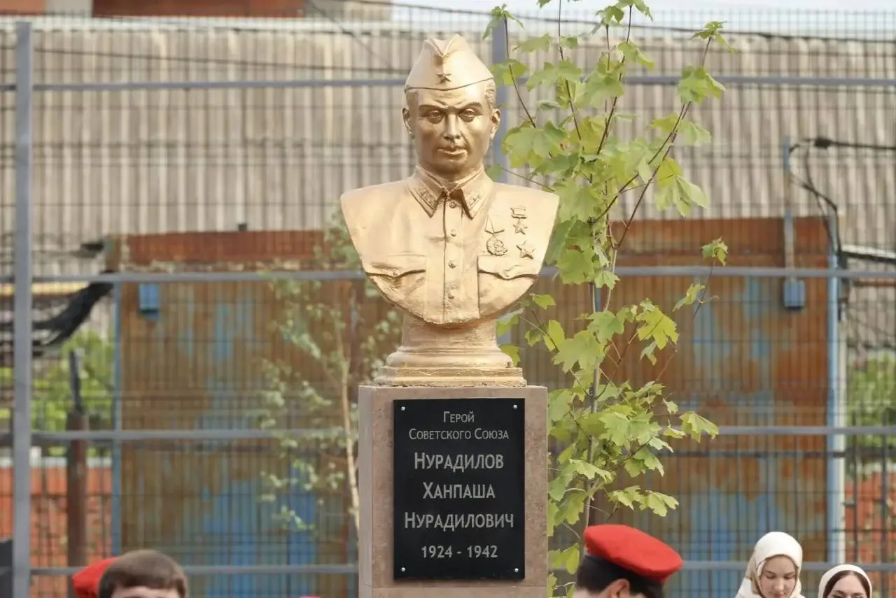 Врио главы Дагестана возложил цветы к памятнику Герою Советского Союза