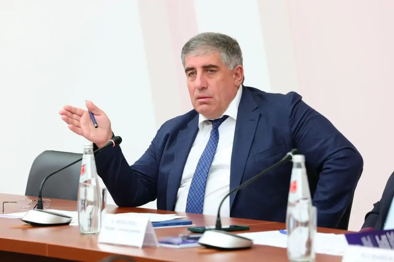Ректор Гамзатовского университета поздравил всех с Днём среднего профессионального образования