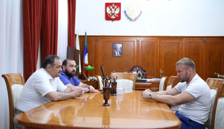 Сергей Меликов провел встречу с российским бойцом смешанного стиля Александром Шлеменко