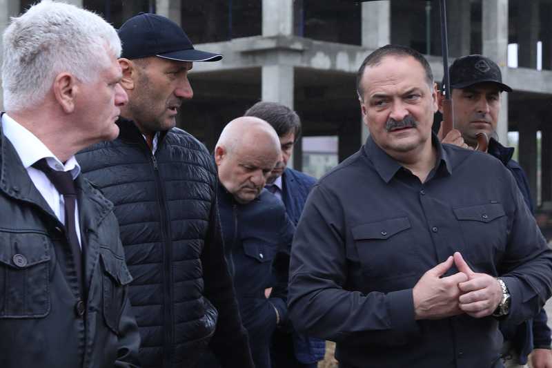 Сергей Меликов посетил социальные объекты в Кизилюртовском районе