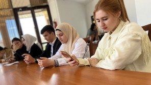 Волонтеры помогают населению в онлайн-голосовании за объекты благоустройства