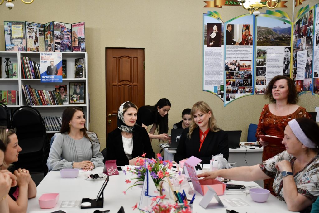 На базе ЦБС Каспийска открылся Центр красоты