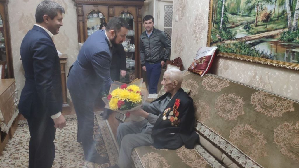 Шамиль Омаров и Низам Халилов посетили ветерана ВОВ Мамедова Асадуллу Ибрагимовича