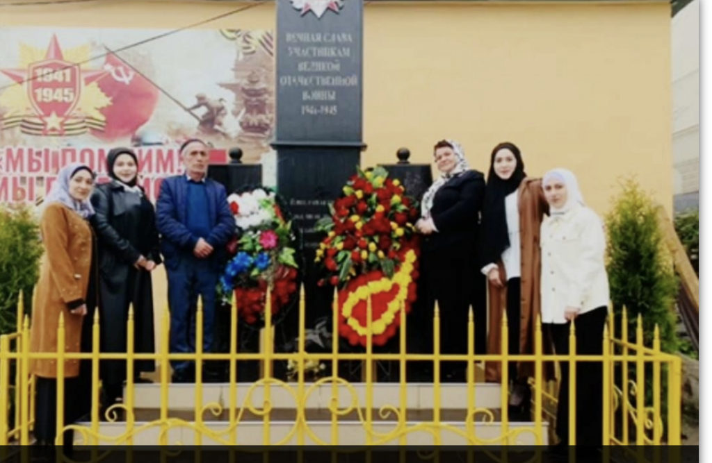 В Гумбетовском районе возложили венки к памятнику погибшим