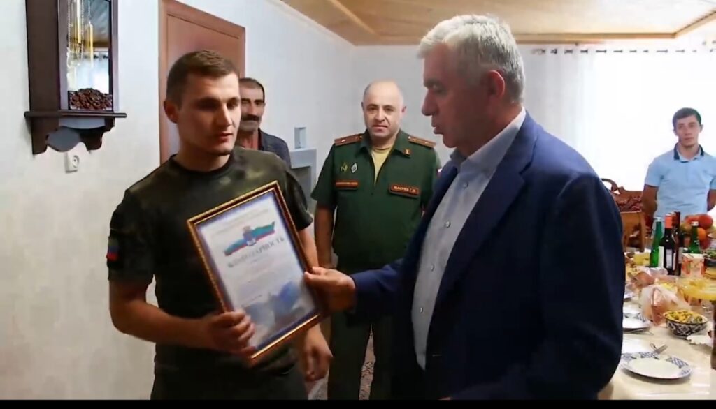 Глава Лакского района  Юсуп Магомедов встретился с участником спецоперации на территории Украины