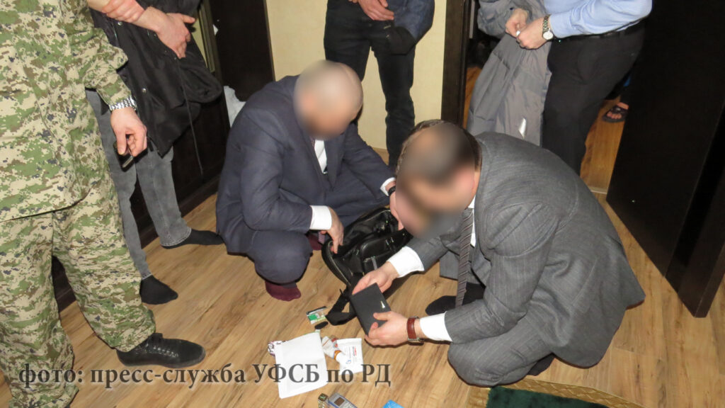 Четверых сотрудников отделения уголовного розыска по Буйнакскому району признали виновными в превышении должностных полномочий