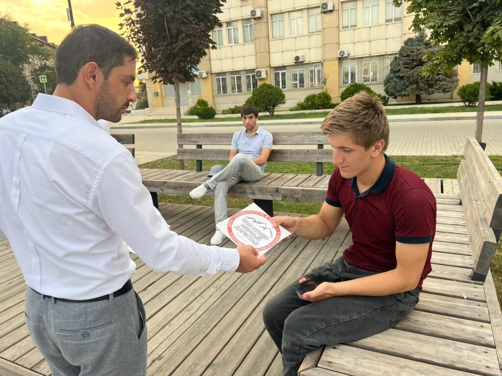 Миннац Дагестана раздал жителям столицы наклейки ко Дню солидарности в борьбе с терроризмом