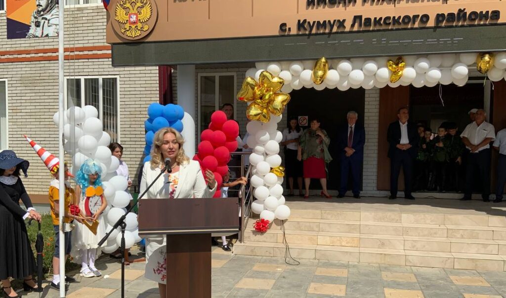 Министр культуры РД Зарема Бутаева поздравила с Днем знаний учащихся Кумухской школы