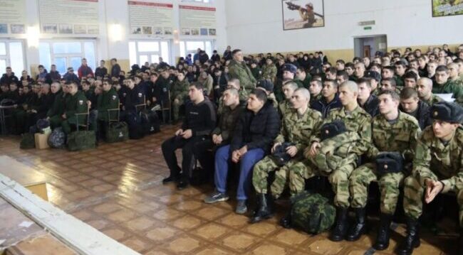 В сборном пункте Махачкалы прошла очередная встреча с призывниками