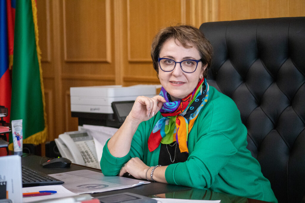 Педагогов Дагестана поздравила с наступающим Новым годом ректора ДИРО Гульнара Ахмедова