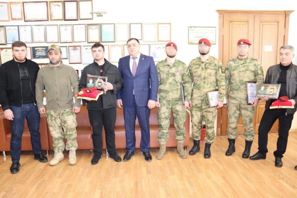 Родителям погибших росгвардейцев передали краповые береты в Дагестане