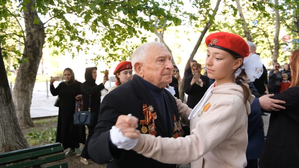 В Махачкале прошла акция «Парад у дома ветерана»