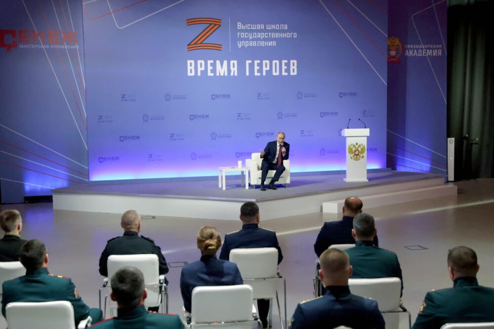 Путин встретился с участниками программы "Время героев"